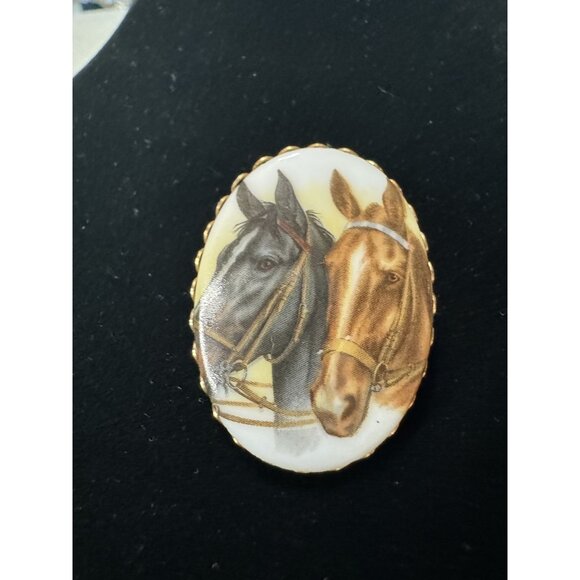 Vintage Horse Cameo Brooch Pin - Two Horses Portrait - Equestrian Jewelry Access - Picture 1 of 3